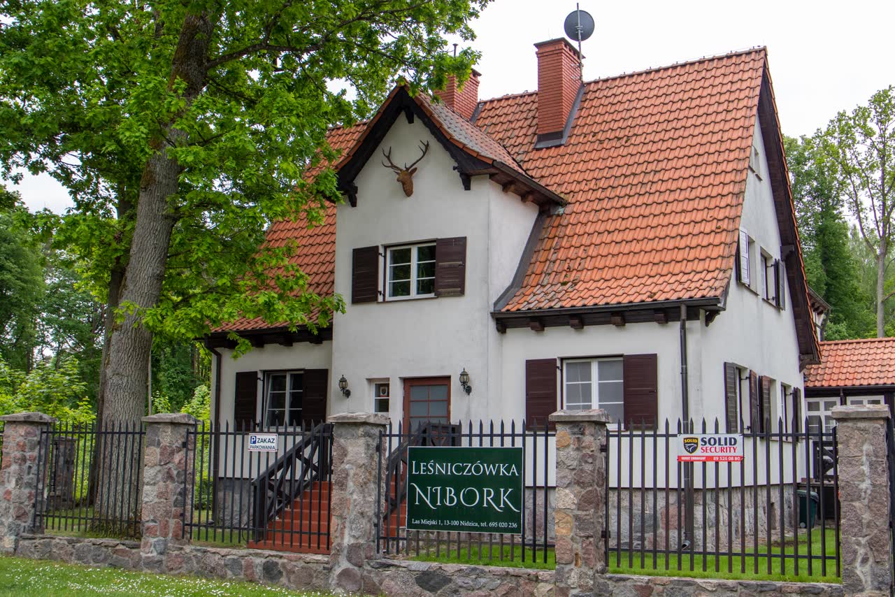 Budynek z szyldem Leśniczówka Nibork